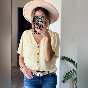 classy blouse with a thin neckline !Can be worn with jeans or skirt!